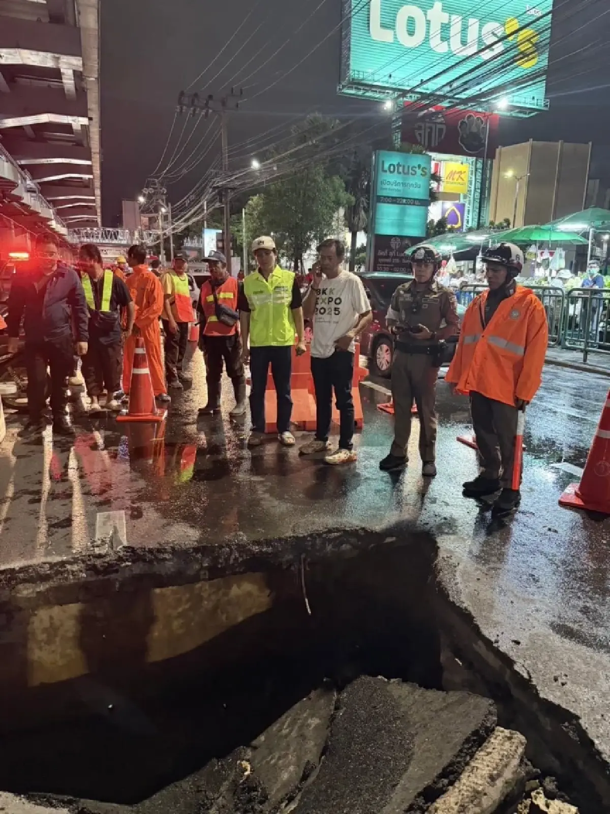 ถนนทรุด เลน 2 หน้าโลตัสบางกะปิ เสี่ยงอุบัติเหตุ แนะชะลอความเร็ว