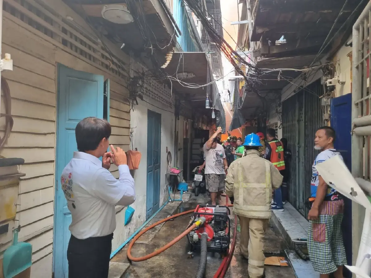 อัปเดตด่วน! ไฟไหม้กลางกรุงเทพ พระราม 6 บ้านวอด 5 หลัง หวั่นอาคารทรุดตัว