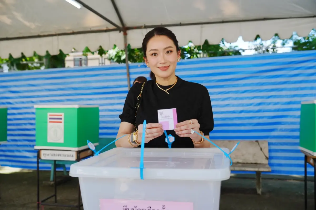 'อิ๊งค์-เอม' ควง 'พจมาน' ใช้สิทธิ์เลือกตั้ง ผู้ว่าฯ กทม.-ส.ก.