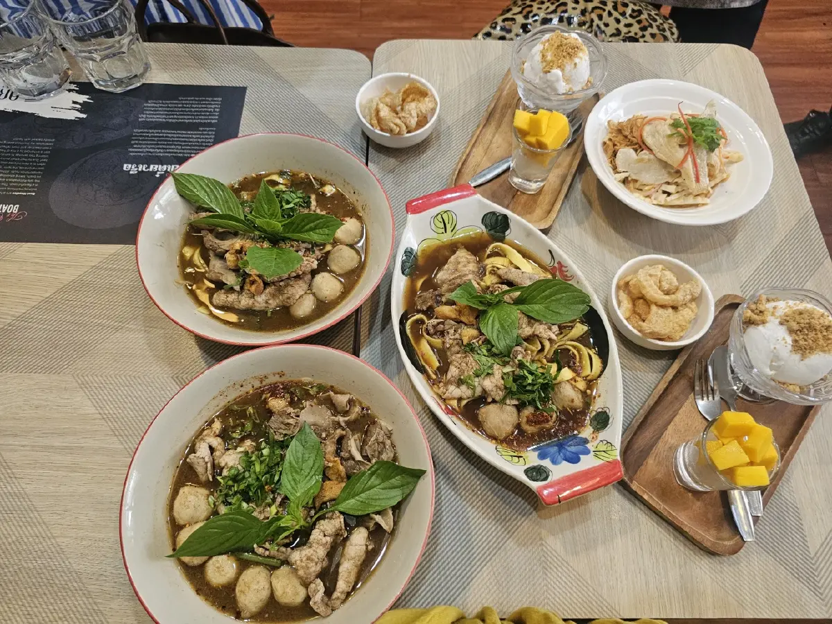 ‘ก๋วยเตี๋ยวเรือ’ ที่ ร้าน ‘Aroy Tatien’ น้ำซุปดีมีสมุนไพร 27 ชนิด