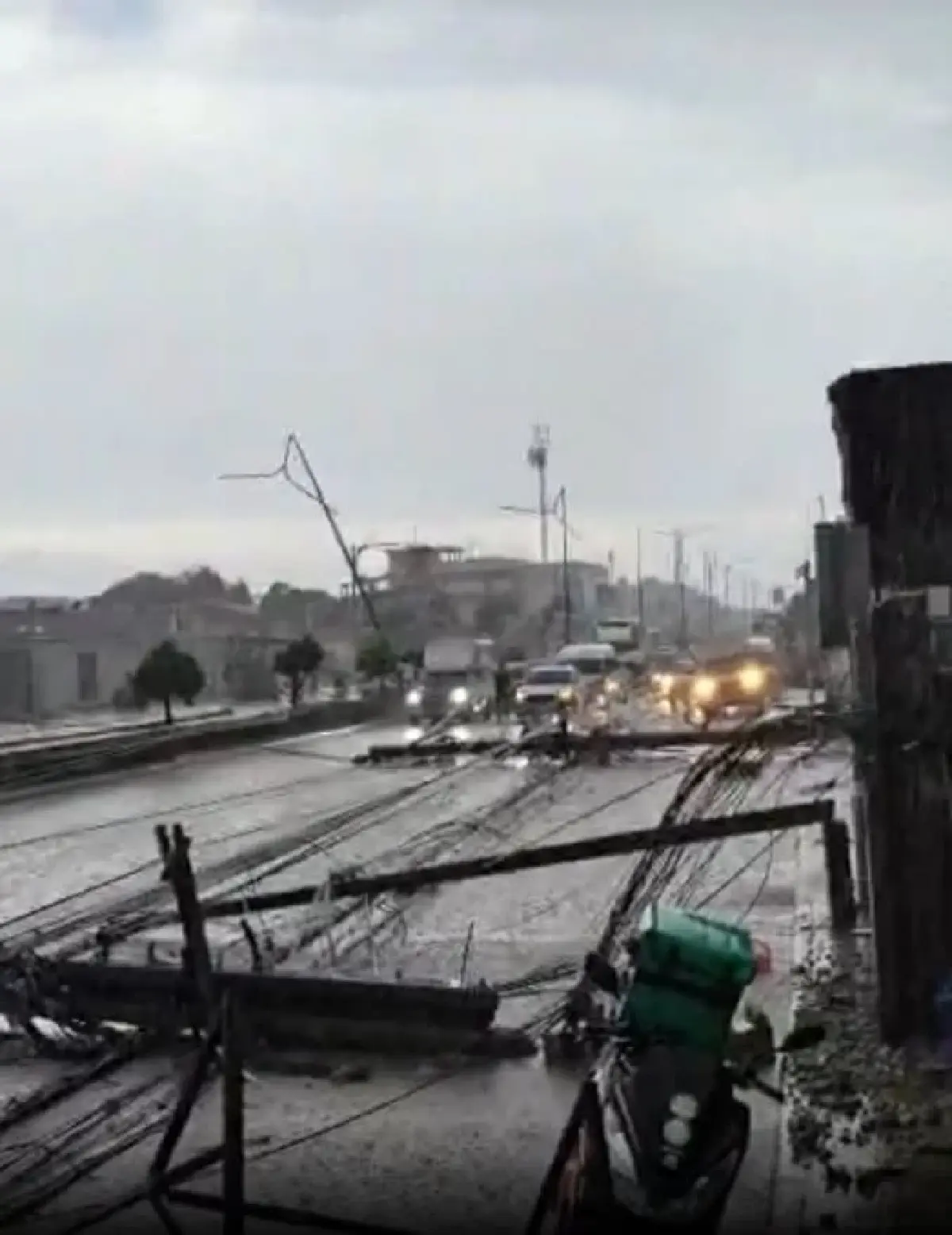 ระทึก พายุฝนถล่ม เสาไฟฟ้าล้มนับ 10 ต้น ทับรถ-บ้าน เจ็บ 1 ราย ไฟดับวงกว้าง