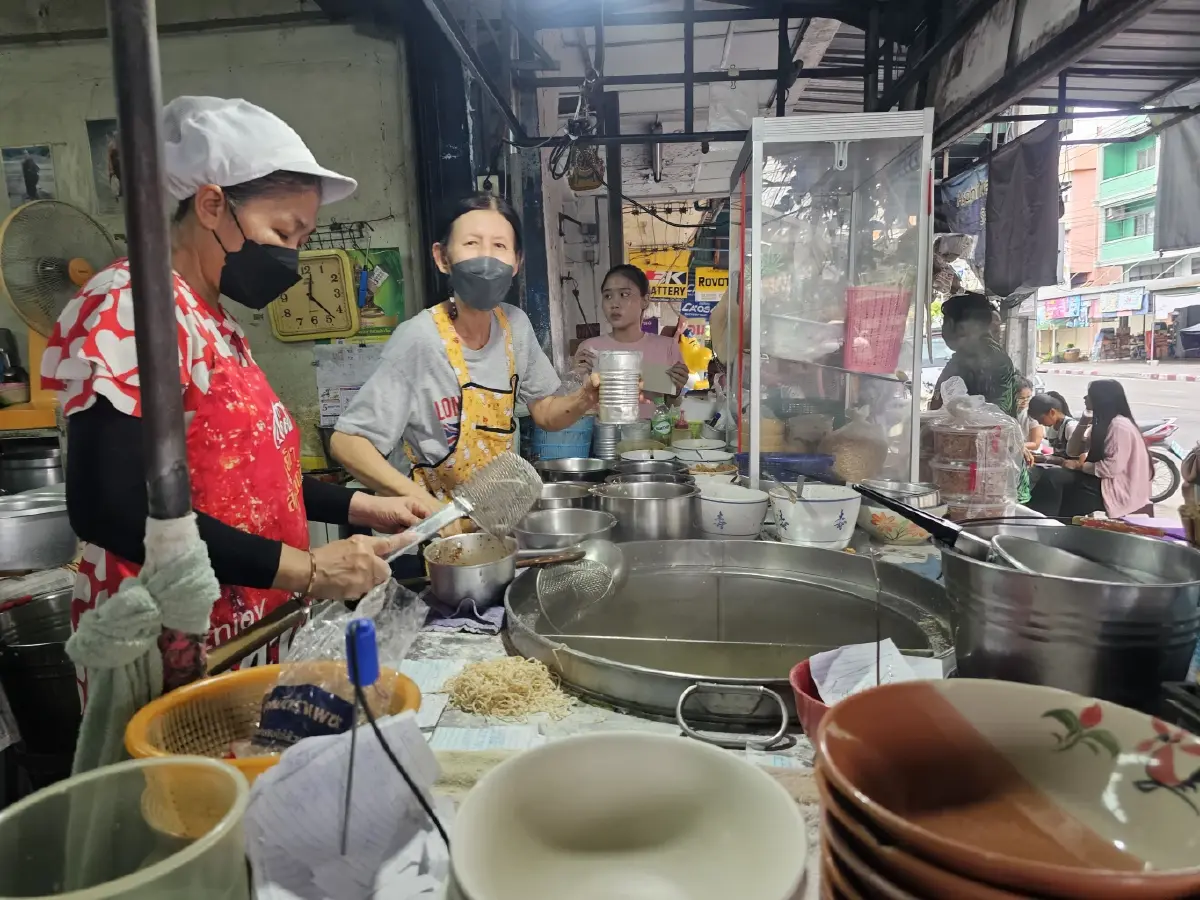 'โกวใหญ่' ก๋วยเตี๋ยวหมูต้มยำ เย็นตาโฟรสเด็ด แห่ง ลาดพร้าว-วังหิน