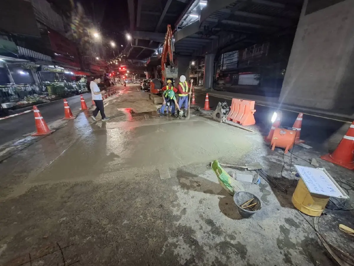 คืบหน้าล่าสุด ถนนทรุดตัว หน้าโลตัสบางกะปิ ปิดซ่อมซ้ำ รอปูนแห้ง
