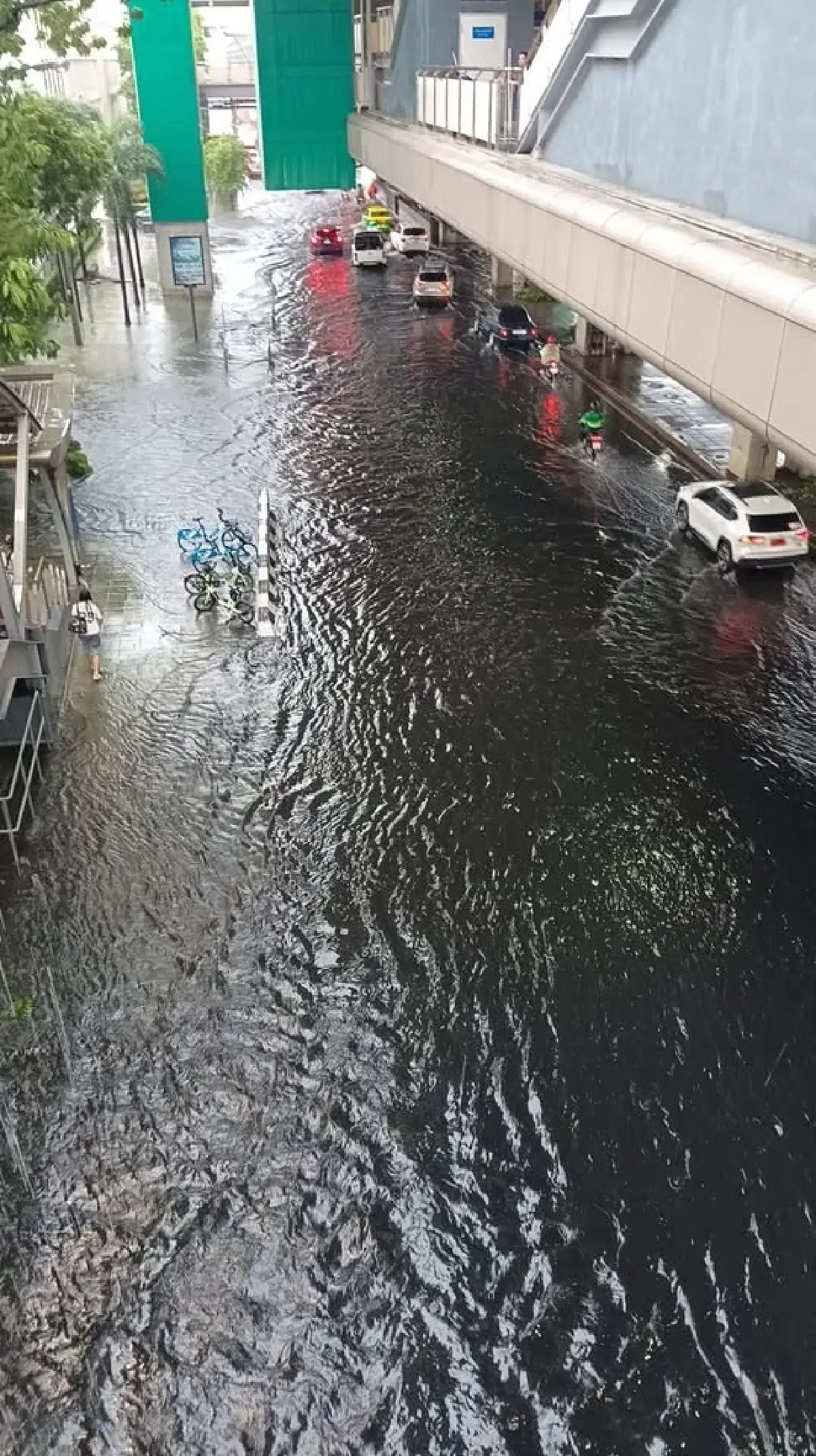 ทั่วกรุงเทพ ฝนตกหนัก มืดฟ้ามัวดิน พหลโยธิน - ม.เกษตร น้ำท่วม รถติด