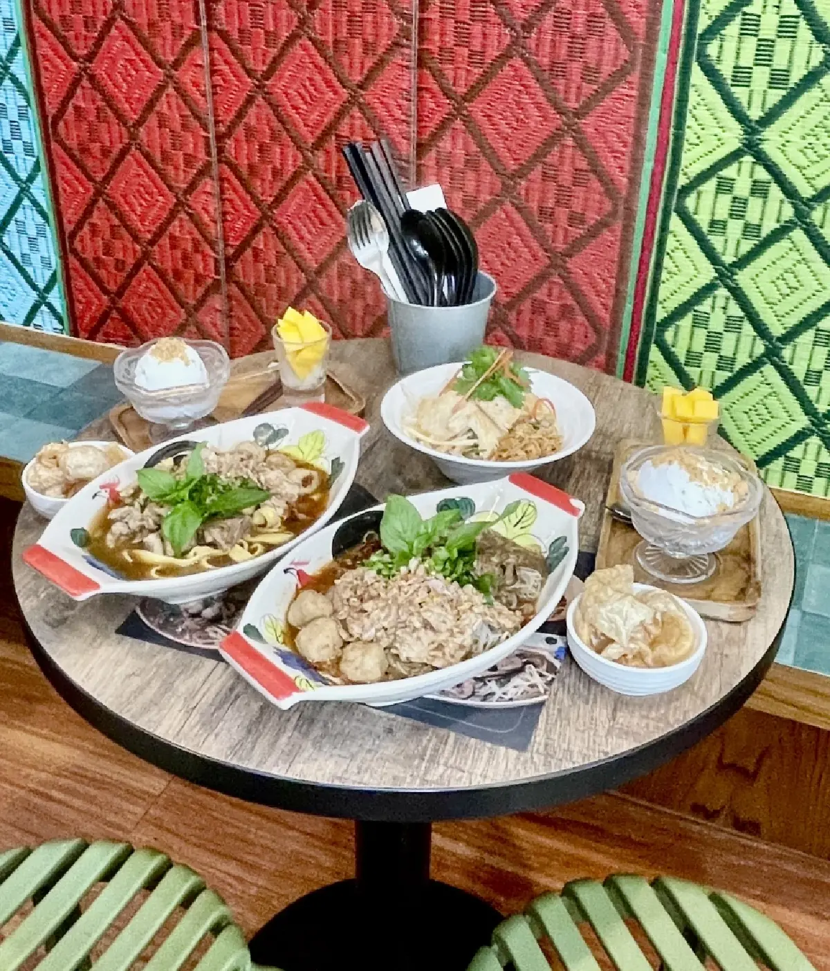 ‘ก๋วยเตี๋ยวเรือ’ ที่ ร้าน ‘Aroy Tatien’ น้ำซุปดีมีสมุนไพร 27 ชนิด