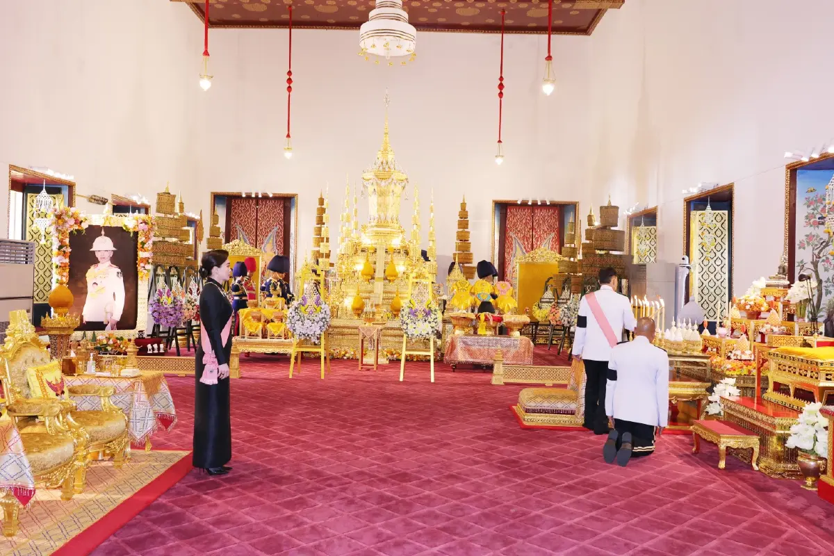 ในหลวง-พระราชินี เสด็จฯ ในการพระราชพิธีทรงบำเพ็ญพระราชกุศลปัณรสมวาร 15 วัน