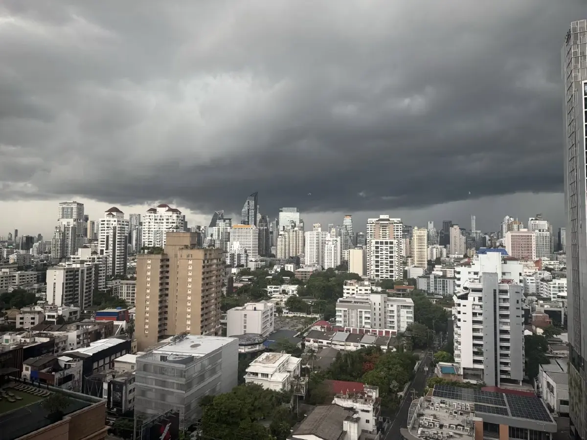 ทั่วกรุงเทพ ฝนตกหนัก มืดฟ้ามัวดิน พหลโยธิน - ม.เกษตร น้ำท่วม รถติด