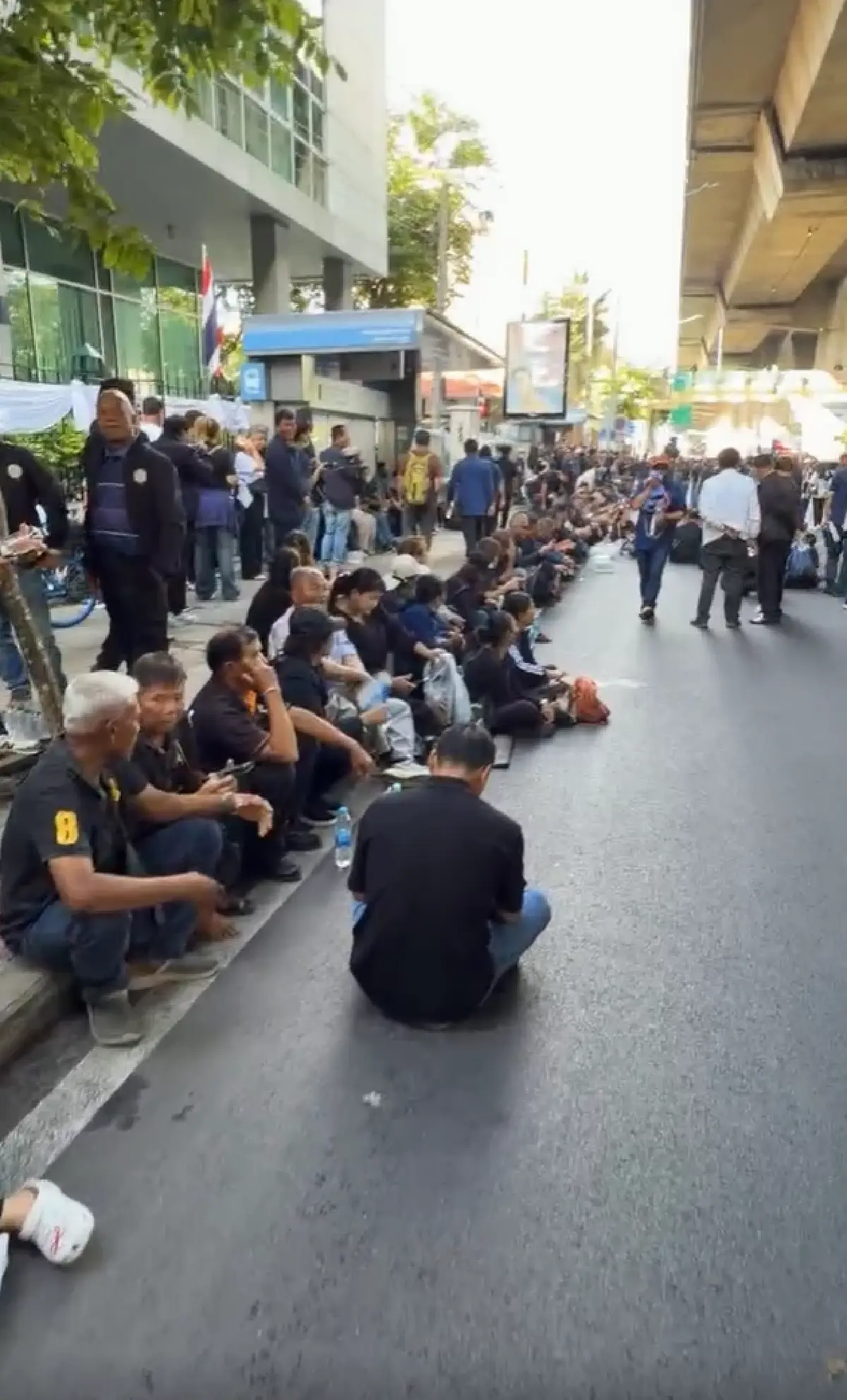 ด่วน ชุมนุมใหญ่ 2,500 คน ปิดถนนหน้ากระทรวงอุตฯ ขอเงินช่วยเหลือไร่อ้อย