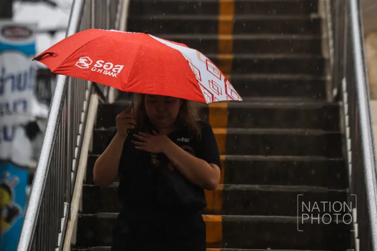 ฝนถล่มกรุง รัชดาน้ำท่วมขัง รถเล็กสัญจรลำบาก อุตุฯ เตือนตกยาวถึง 20 มิ.ย.