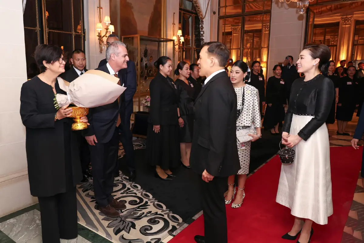 ในหลวง-พระราชินี เสด็จฯ ถึงฝรั่งเศส เจ้าฟ้าสิริวัณณวรี เฝ้าฯ รับเสด็จ