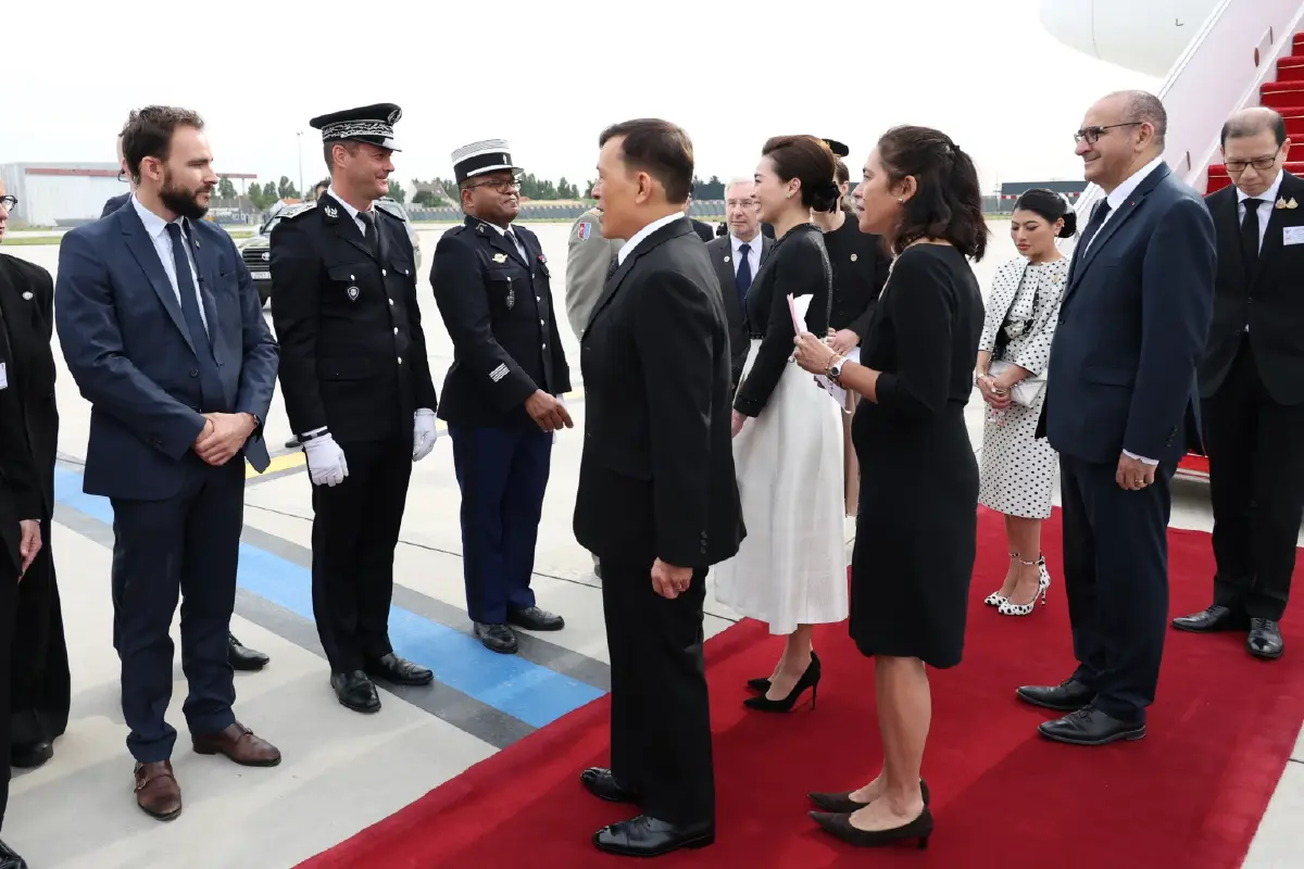 ในหลวง-พระราชินี เสด็จฯ ถึงฝรั่งเศส เจ้าฟ้าสิริวัณณวรี เฝ้าฯ รับเสด็จ