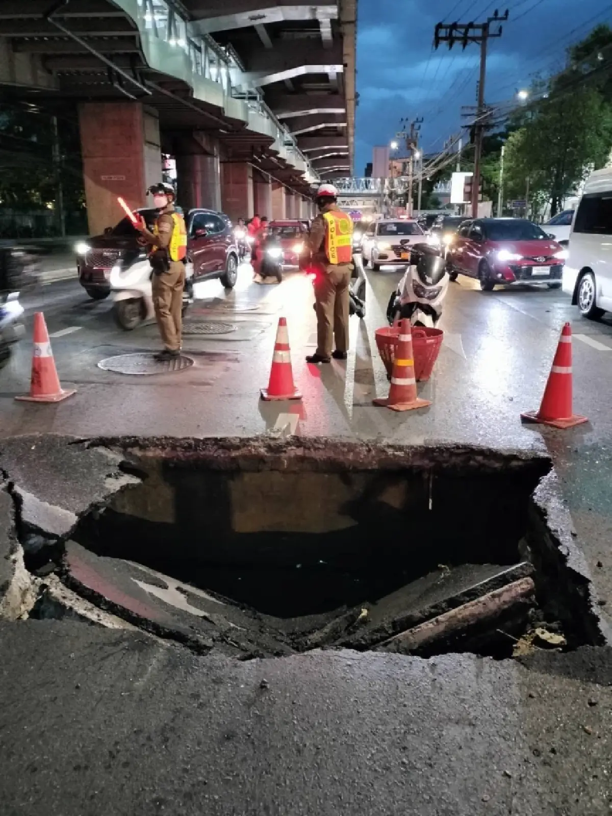 คืบหน้าล่าสุด ถนนทรุดตัว หน้าโลตัสบางกะปิ ปิดซ่อมซ้ำ รอปูนแห้ง