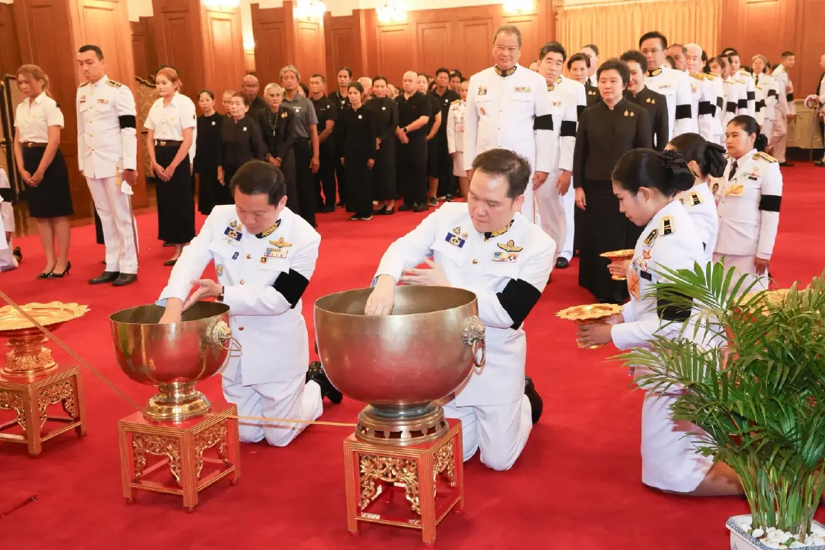 มูลนิธิสิริวัฒนภักดี และไทยเบฟ เข้าถวายน้ำสรงพระศพ 'เจ้าฟ้าพัชรกิติยาภาฯ'