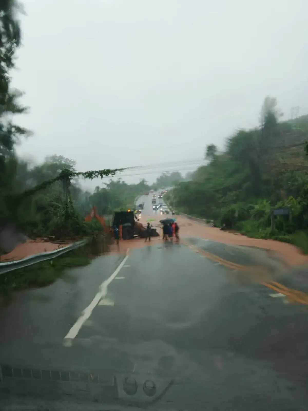 เชียงรายวิกฤต น้ำป่าซัดถนนขาด 'เชียงของ-เชียงแสน' ถนนทรุด ผ่านไม่ได้