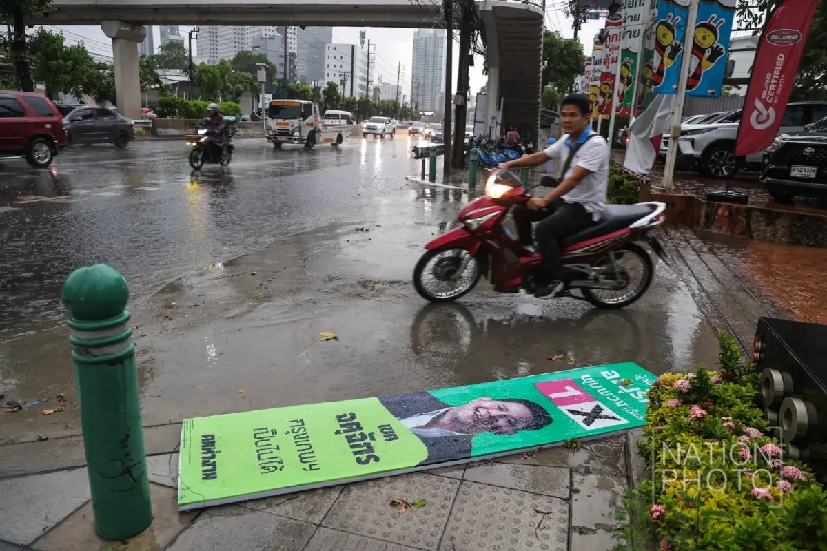 ฝนถล่มกรุง รัชดาน้ำท่วมขัง รถเล็กสัญจรลำบาก อุตุฯ เตือนตกยาวถึง 20 มิ.ย.
