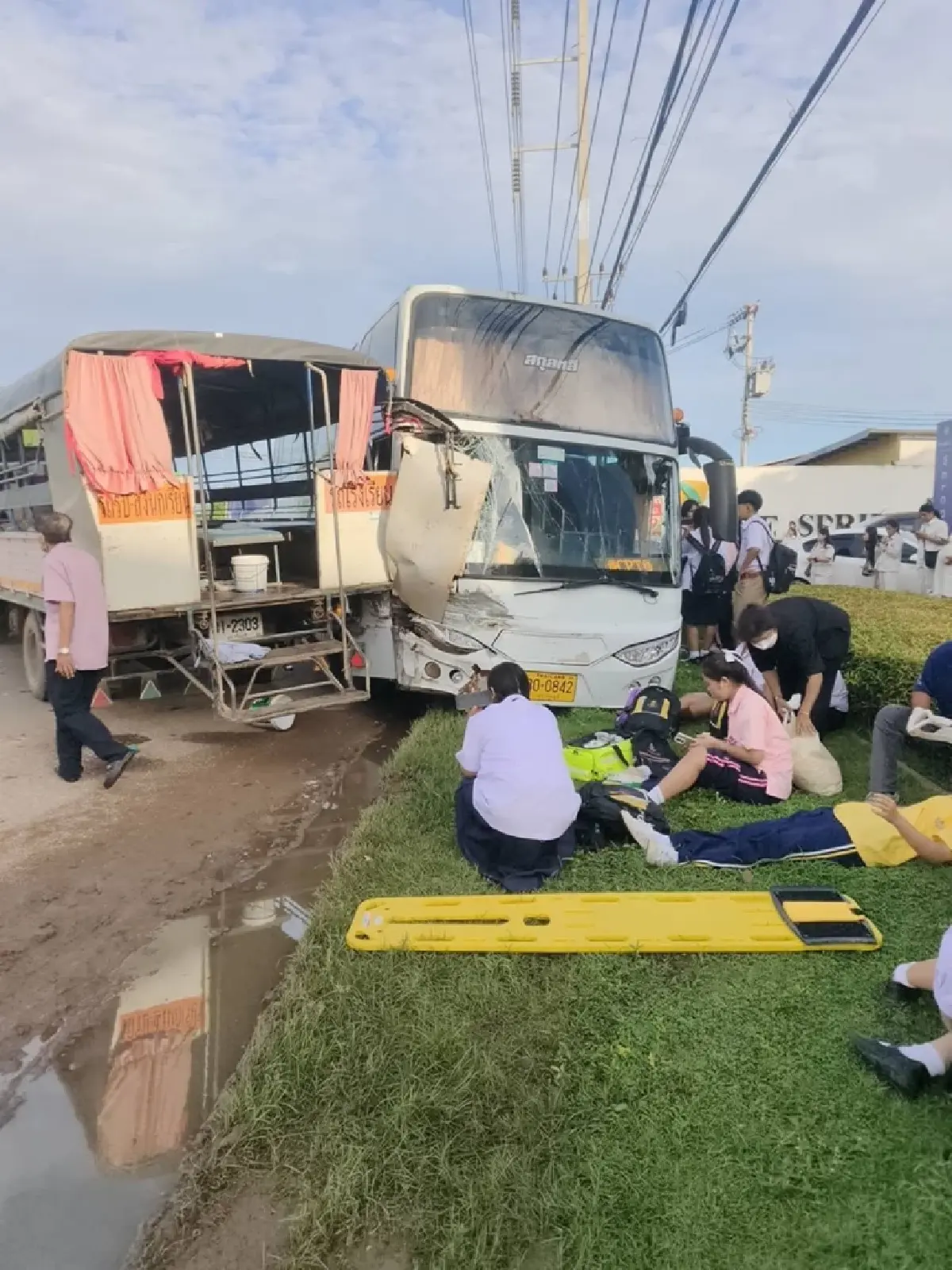 ด่วน รถบัสรับส่งพนักงานชนรถหกล้อรับส่งนักเรียน ล่าสุดเจ็บ 17 นำส่ง รพ. พื้นที่ปราจีนบุรี