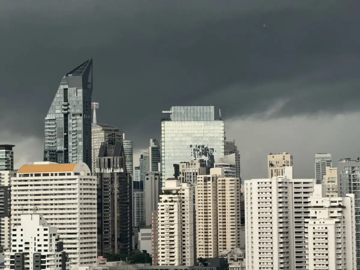 ทั่วกรุงเทพ ฝนตกหนัก มืดฟ้ามัวดิน พหลโยธิน - ม.เกษตร น้ำท่วม รถติด