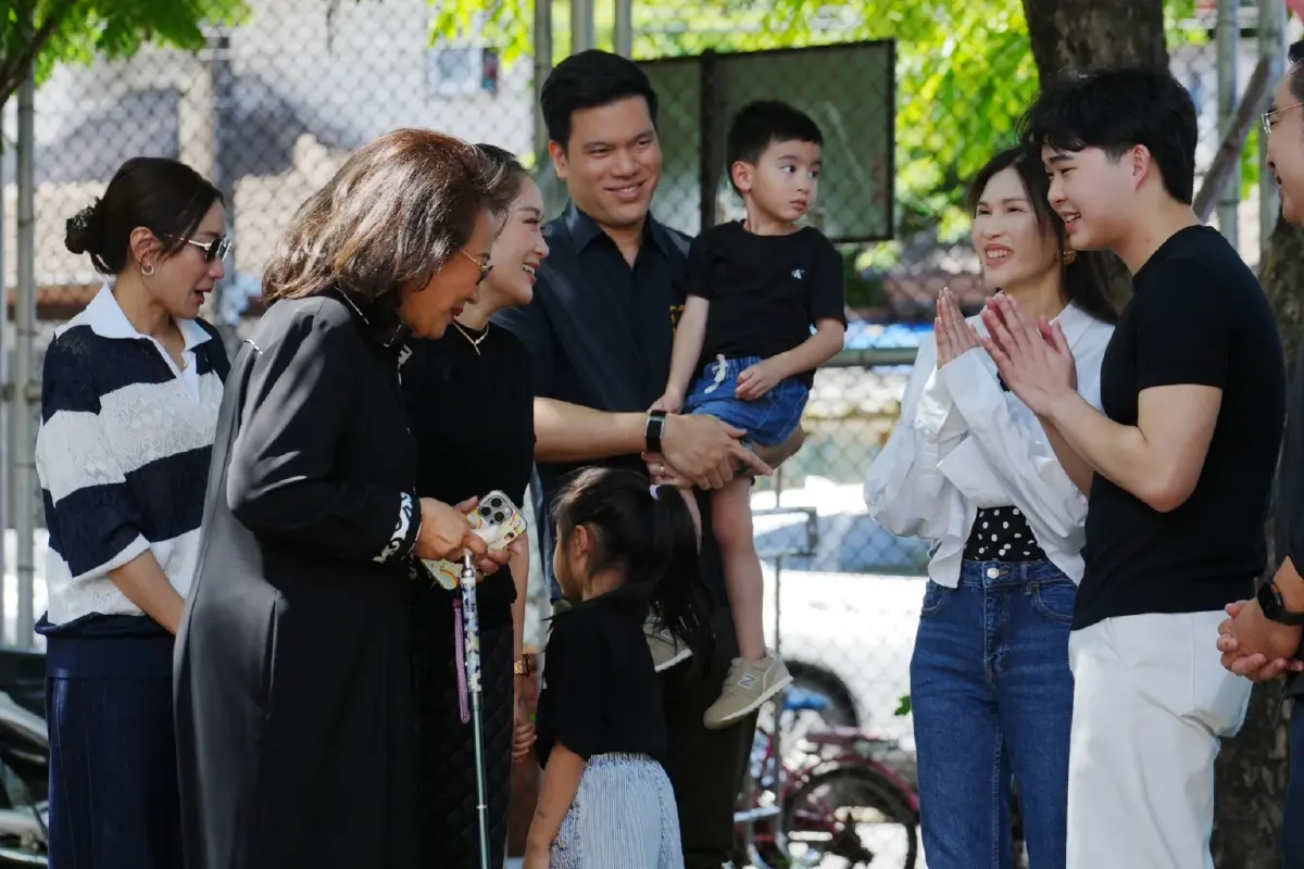 'อิ๊งค์-เอม' ควง 'พจมาน' ใช้สิทธิ์เลือกตั้ง ผู้ว่าฯ กทม.-ส.ก.