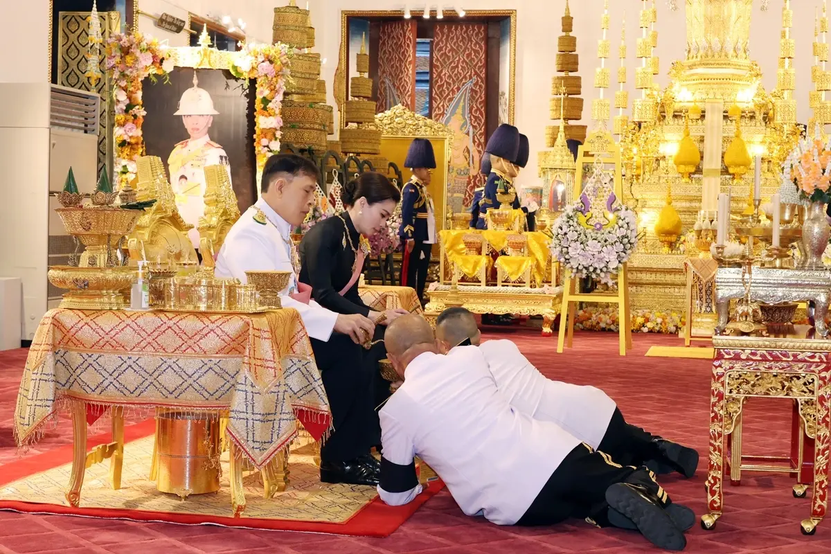 ในหลวง-พระราชินี เสด็จฯ ไปในการพระราชพิธีทรงบำเพ็ญพระราชกุศลปัณรสมวาร (15 วัน)