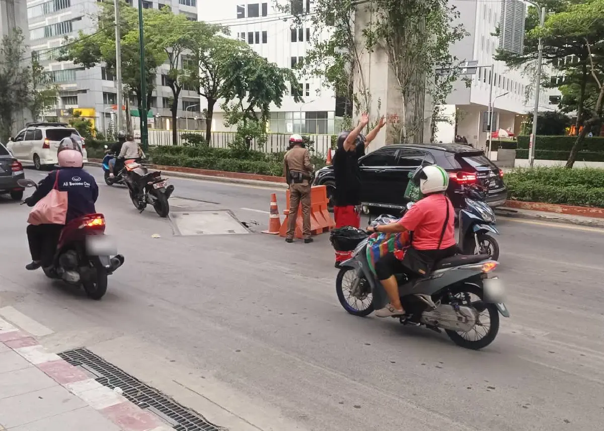 ด่วน! เลี่ยงเส้นทาง ถนนพญาไททรุดเป็นหลุม ใกล้แยกราชเทวี รถเริ่มติดหนัก