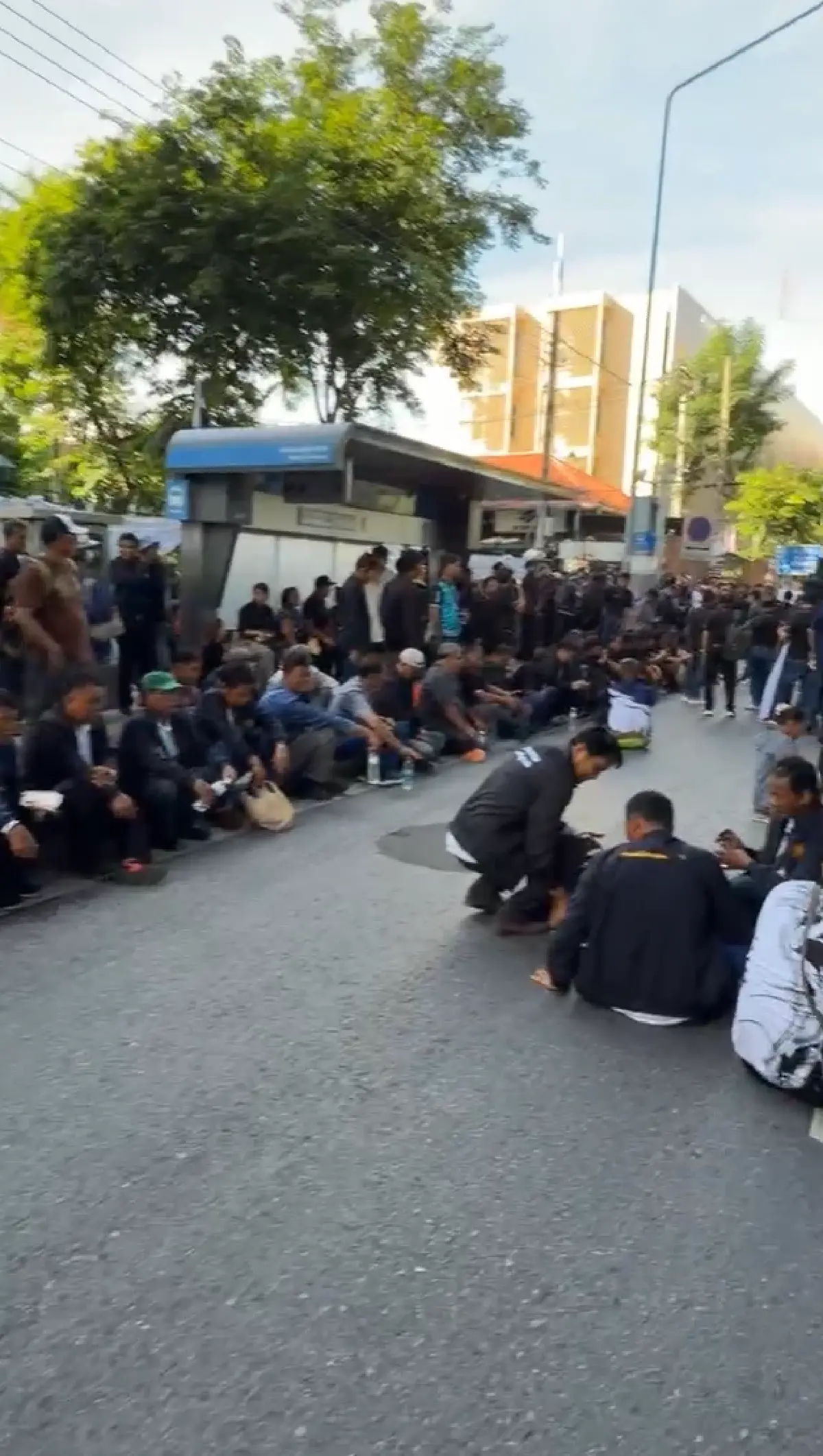 ด่วน ชุมนุมใหญ่ 2,500 คน ปิดถนนหน้ากระทรวงอุตฯ ขอเงินช่วยเหลือไร่อ้อย