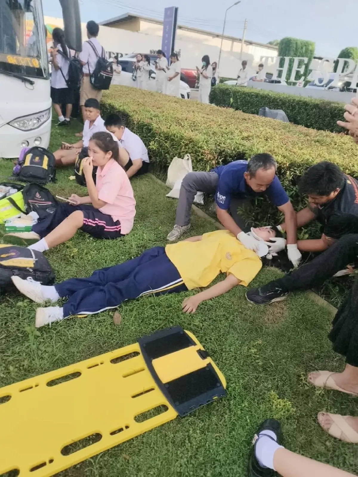 ด่วน รถบัสรับส่งพนักงานชนรถหกล้อรับส่งนักเรียน ล่าสุดเจ็บ 17 นำส่ง รพ. พื้นที่ปราจีนบุรี