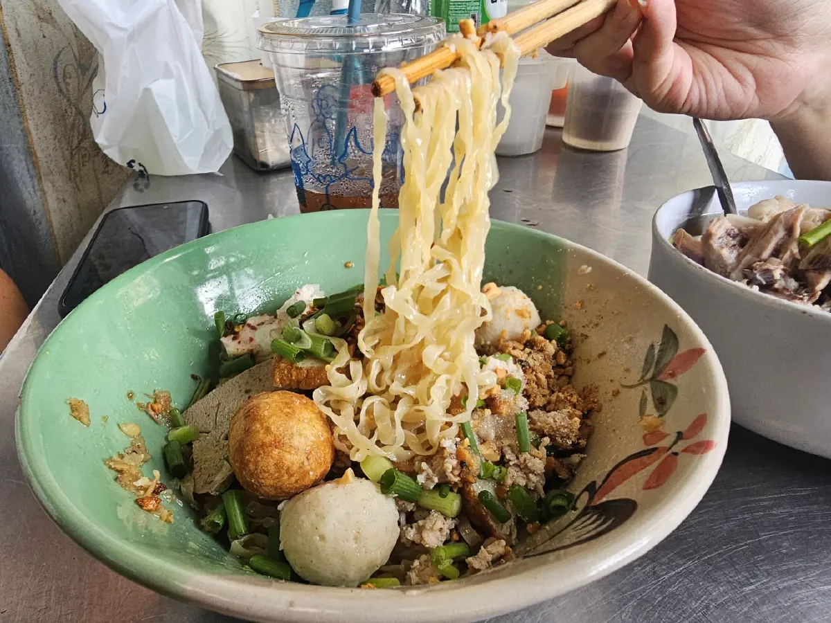'โกวใหญ่' ก๋วยเตี๋ยวหมูต้มยำ เย็นตาโฟรสเด็ด แห่ง ลาดพร้าว-วังหิน