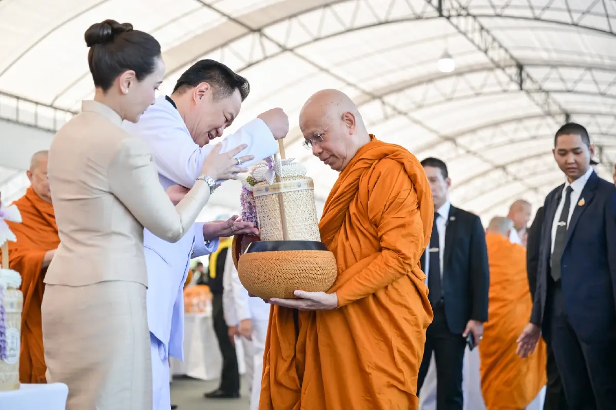 ‘อนุทิน’ พร้อมภริยา ทำบุญตักบาตร เฉลิมพระชนมพรรษา ‘พระราชินี’