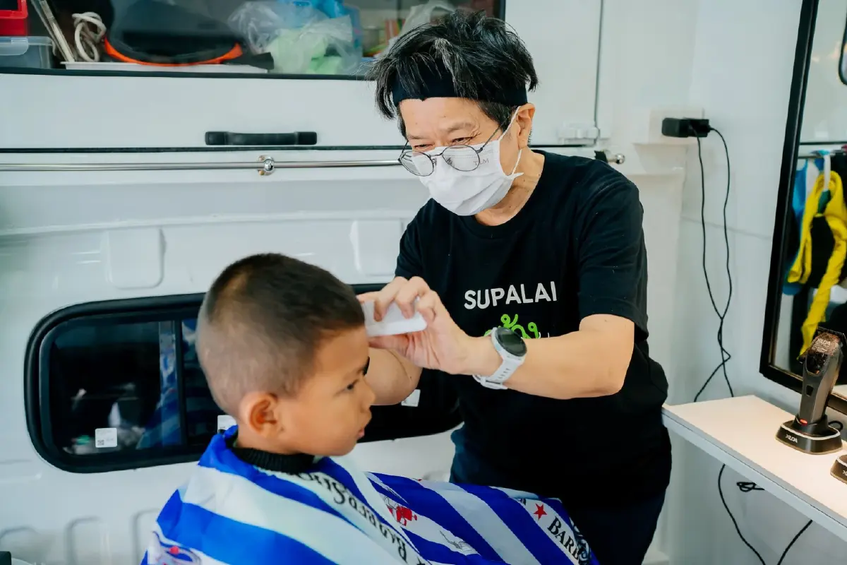 ตัดผมฟรีกลางไซต์ ศุภาลัยจับมือจิตอาสา ลดรายจ่าย เติมใจแรงงาน