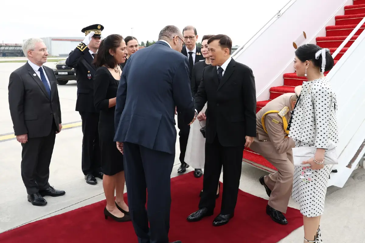 ในหลวง-พระราชินี เสด็จฯ ถึงฝรั่งเศส เจ้าฟ้าสิริวัณณวรี เฝ้าฯ รับเสด็จ