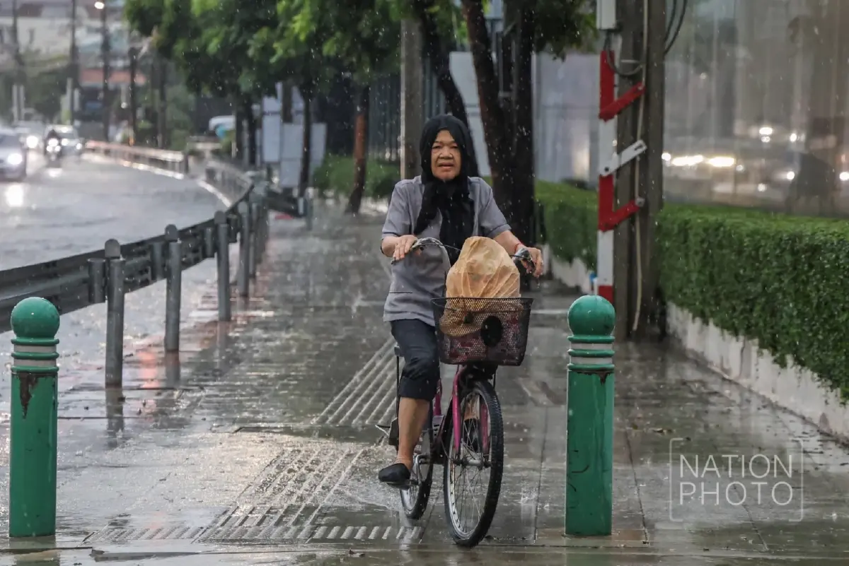ฝนถล่มกรุง รัชดาน้ำท่วมขัง รถเล็กสัญจรลำบาก อุตุฯ เตือนตกยาวถึง 20 มิ.ย.