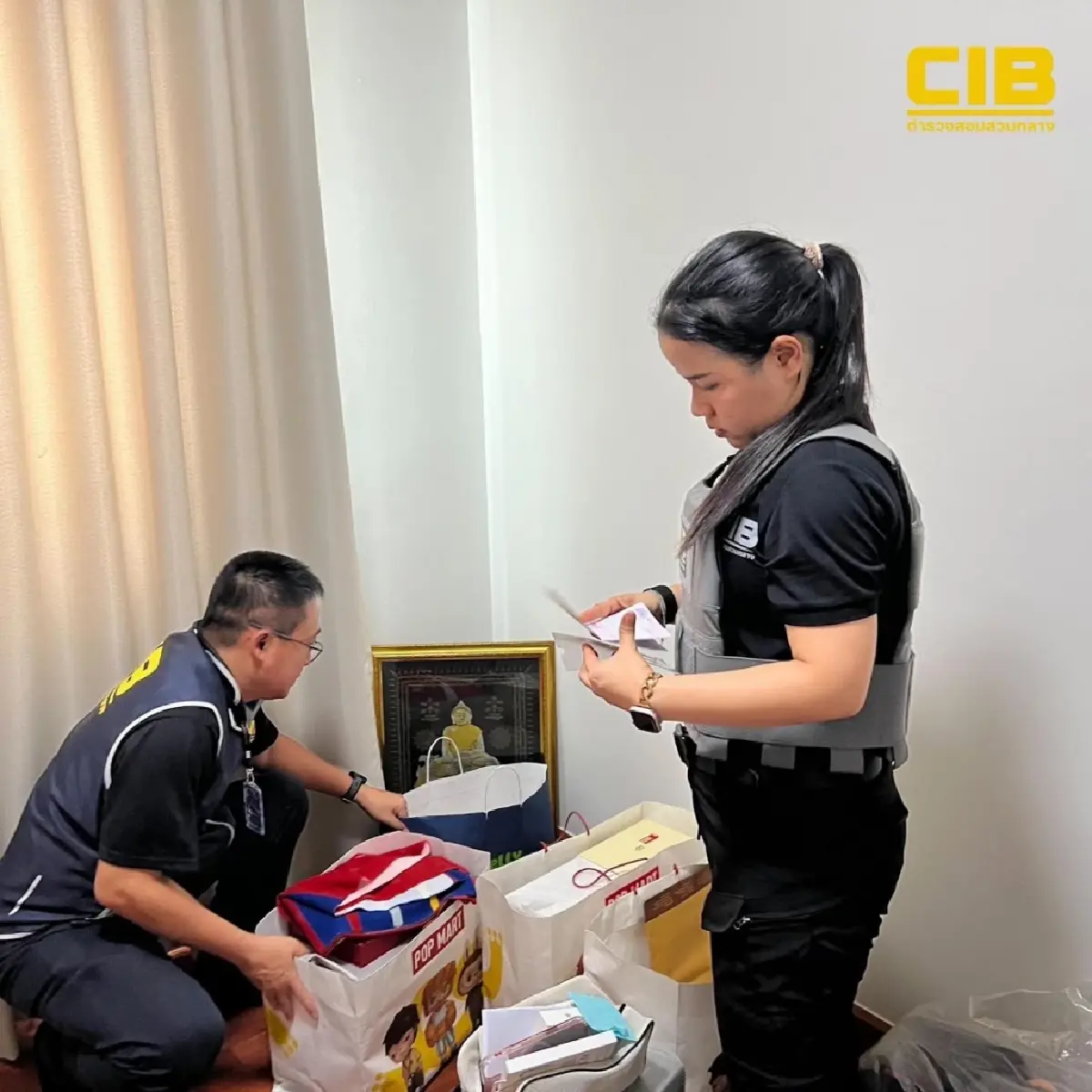 เบื้องหลัง ไทยหลอกไทยโอนเงิน บุกนนทบุรีจับ 2 ตัวการ ยึดทรัพย์ 8 ล้าน