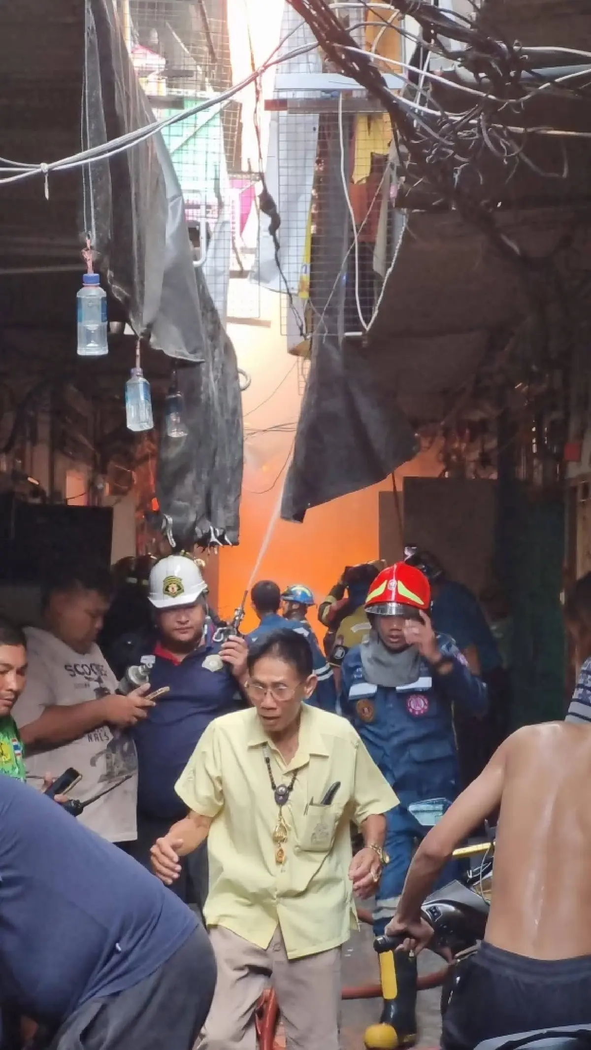อัปเดตด่วน! ไฟไหม้กลางกรุงเทพ พระราม 6 บ้านวอด 5 หลัง หวั่นอาคารทรุดตัว
