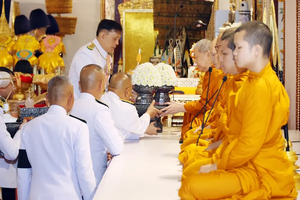 ในหลวง-พระราชินี เสด็จฯ ไปในการพระราชพิธีทรงบำเพ็ญพระราชกุศลปัณรสมวาร (15 วัน)