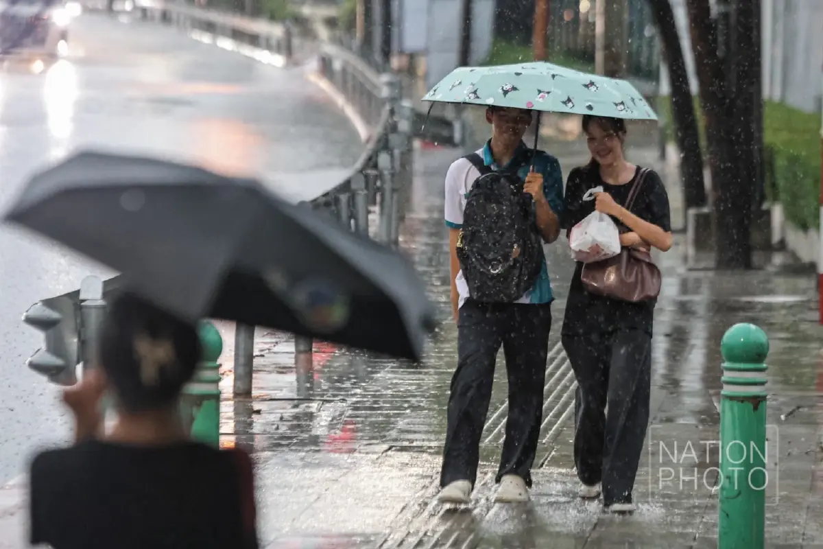 ฝนถล่มกรุง รัชดาน้ำท่วมขัง รถเล็กสัญจรลำบาก อุตุฯ เตือนตกยาวถึง 20 มิ.ย.
