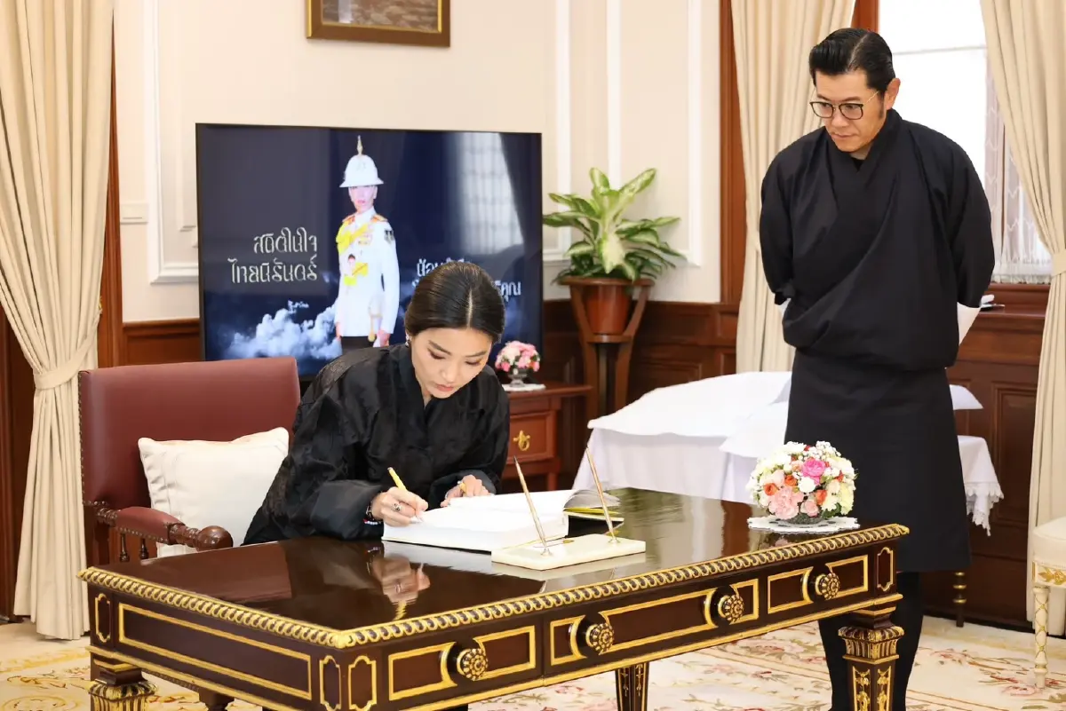 สมเด็จพระราชาธิบดี-พระราชินีแห่งภูฏาน ทรงวางพวงมาลาสักการะพระศพ เจ้าฟ้าพัชรกิติยาภา