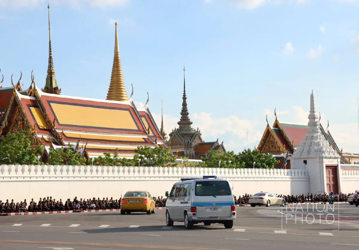 ในหลวง-พระราชินี เสด็จฯ นำขบวนเชิญพระศพ “เจ้าฟ้าพัชรกิติยาภาฯ” สู่พระบรมมหาราชวัง