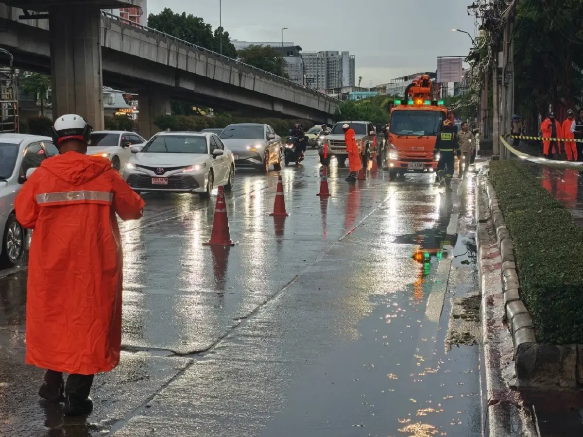 พายุฝนถล่ม ลมแรงพัดหลังคาปลิวทับสายไฟ ซอยอรุณอมรินทร์ 43 รอเครนยก-เร่งกู้ระบบไฟ
