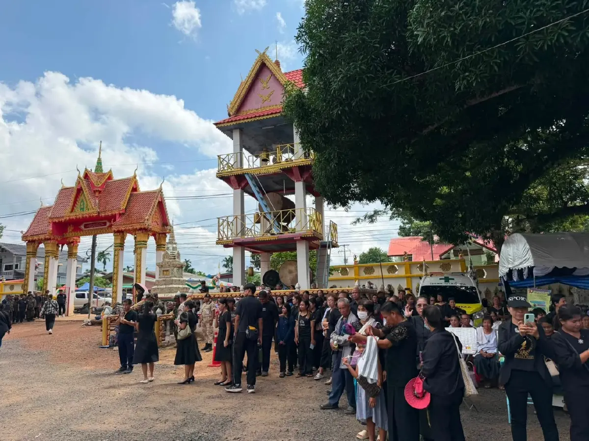 ทั่วสารทิศเกือบหมื่นคน ร่วมพิธีพระราชทานเพลิงศพพระ 7 รูป ถูกรถชนดับ