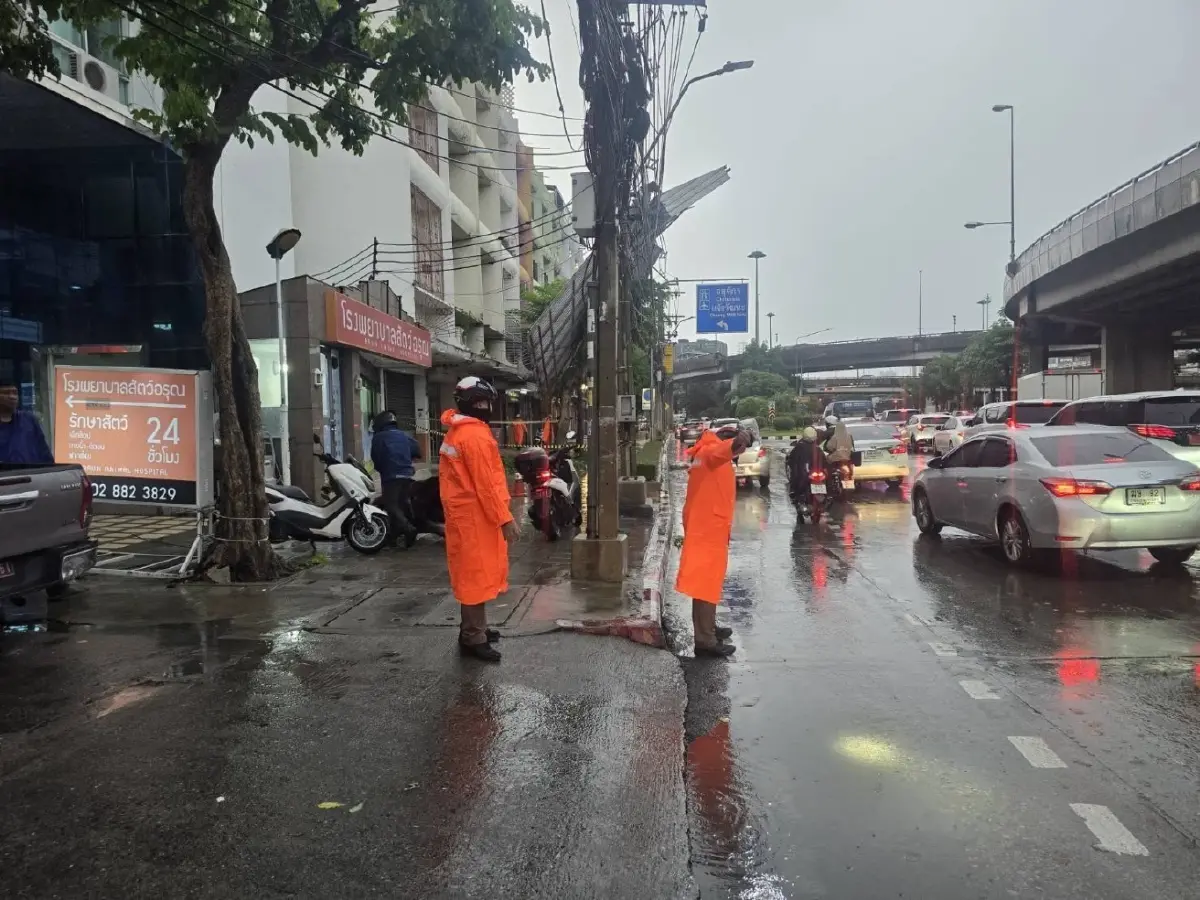 พายุฝนถล่ม ลมแรงพัดหลังคาปลิวทับสายไฟ ซอยอรุณอมรินทร์ 43 รอเครนยก-เร่งกู้ระบบไฟ