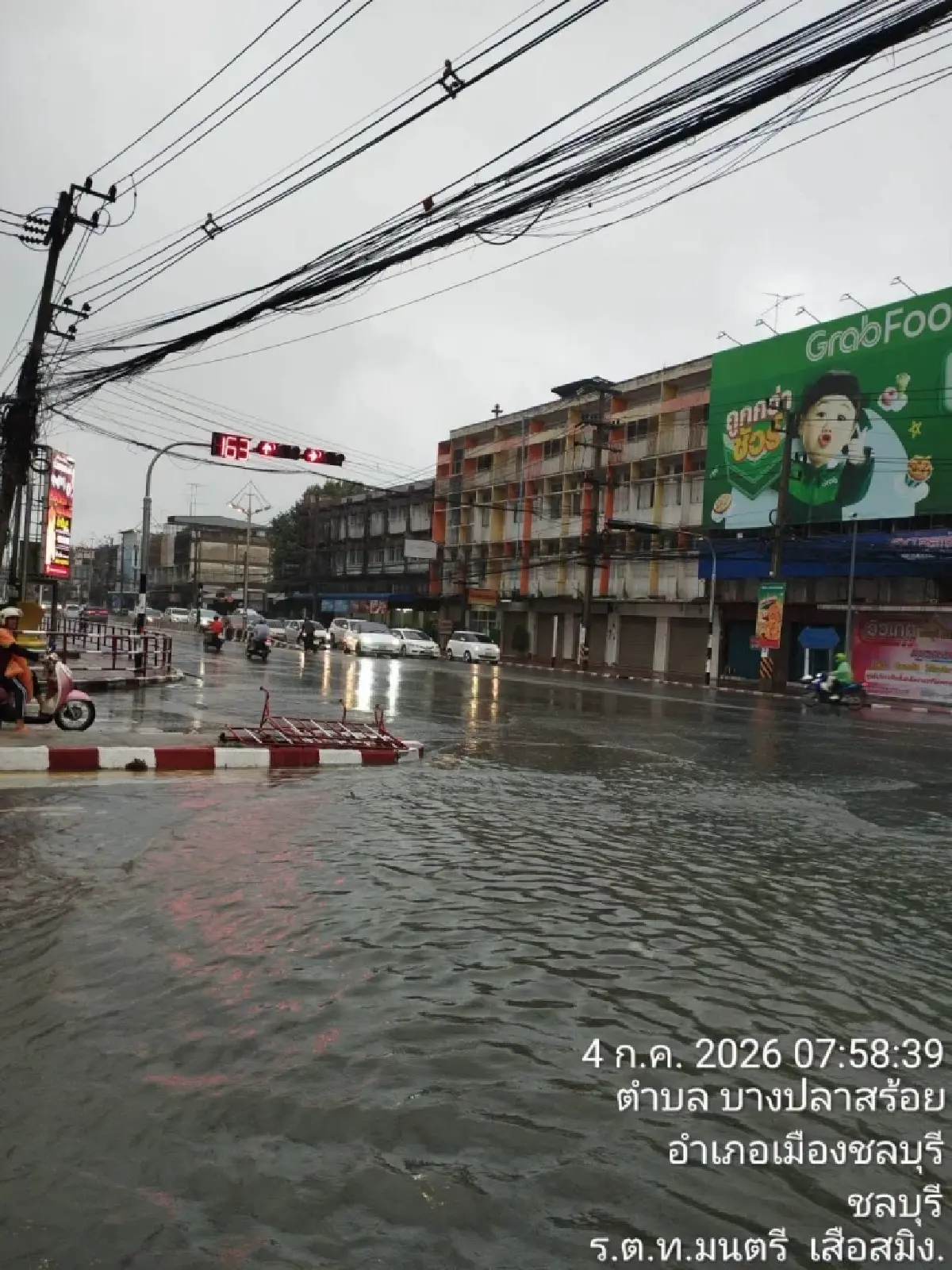 ชลบุรีอ่วม ฝนตกหนัก 'สุขุมวิท-บายพาสบึง' น้ำท่วมสูง เดินทางลำบาก