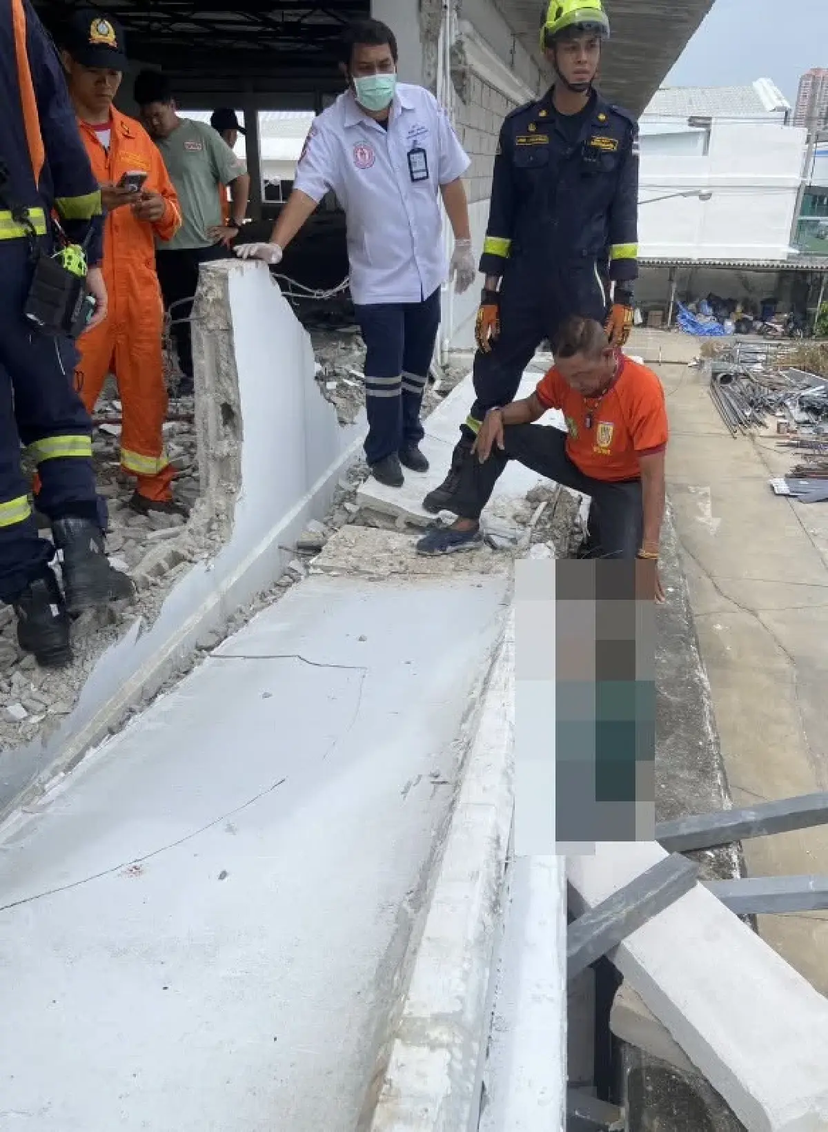ด่วน แผ่นคอนกรีตล้มทับคนงาน เสียชีวิต 1 ซอยสุขุมวิท 66/1 เขตบางนา