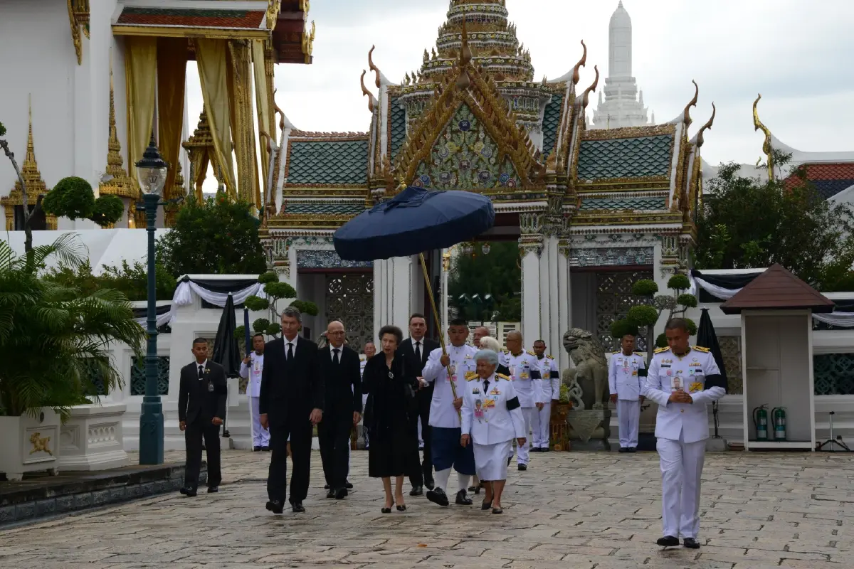 เจ้าหญิงแอนน์ ทรงวางพวงมาลาถวายสักการะพระโกศ พระพันปีหลวง-เจ้าฟ้าพัชรกิติยาภาฯ
