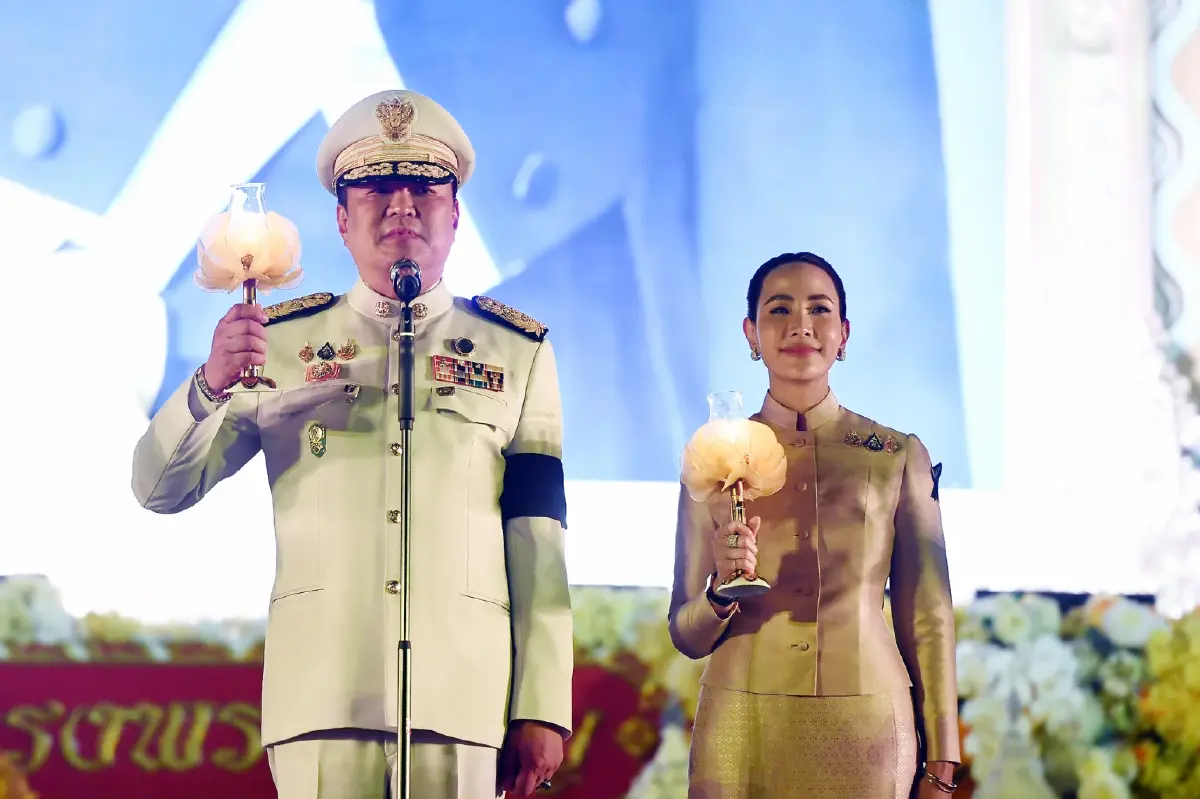 นายกฯ เป็นประธานพิธีถวายเครื่องราชสักการะ-จุดเทียนถวายพระพรชัยมงคล เนื่องในวันเฉลิมพระชนมพรรษา