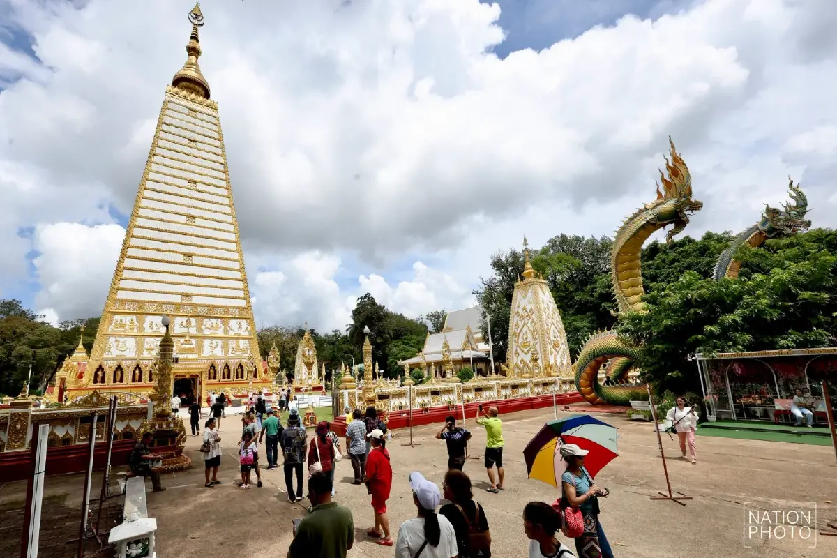 แน่นวัด! แห่ทำบุญเข้าพรรษา วัดพระธาตุหนองบัว จ.อุบลฯ ขอพรพญานาค เสริมมงคลชีวิต
