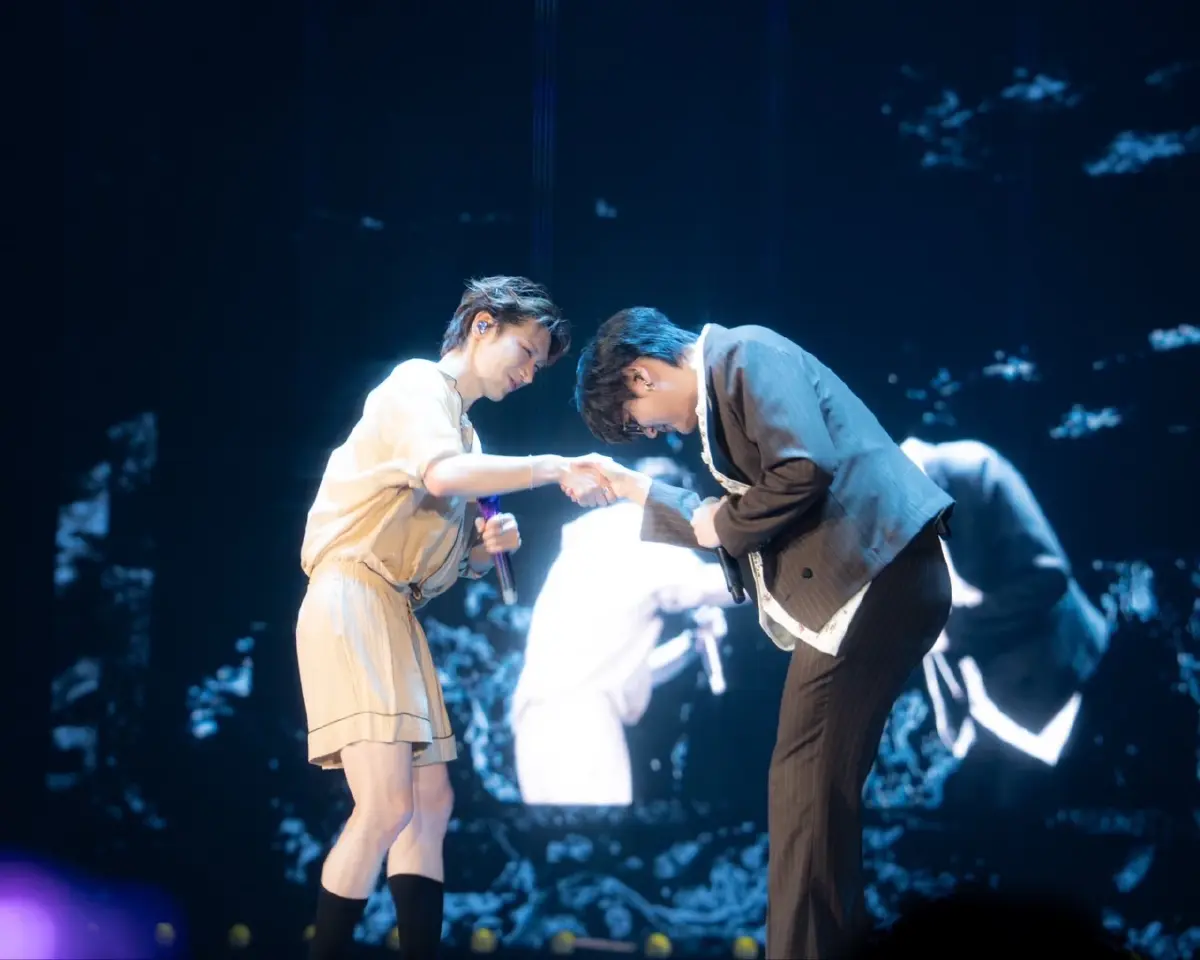 ลุค 'Ten Lee' ในชุดนอน Saint Laurent ขึ้นเวทีคอนเสิร์ต TEN : CORE0110