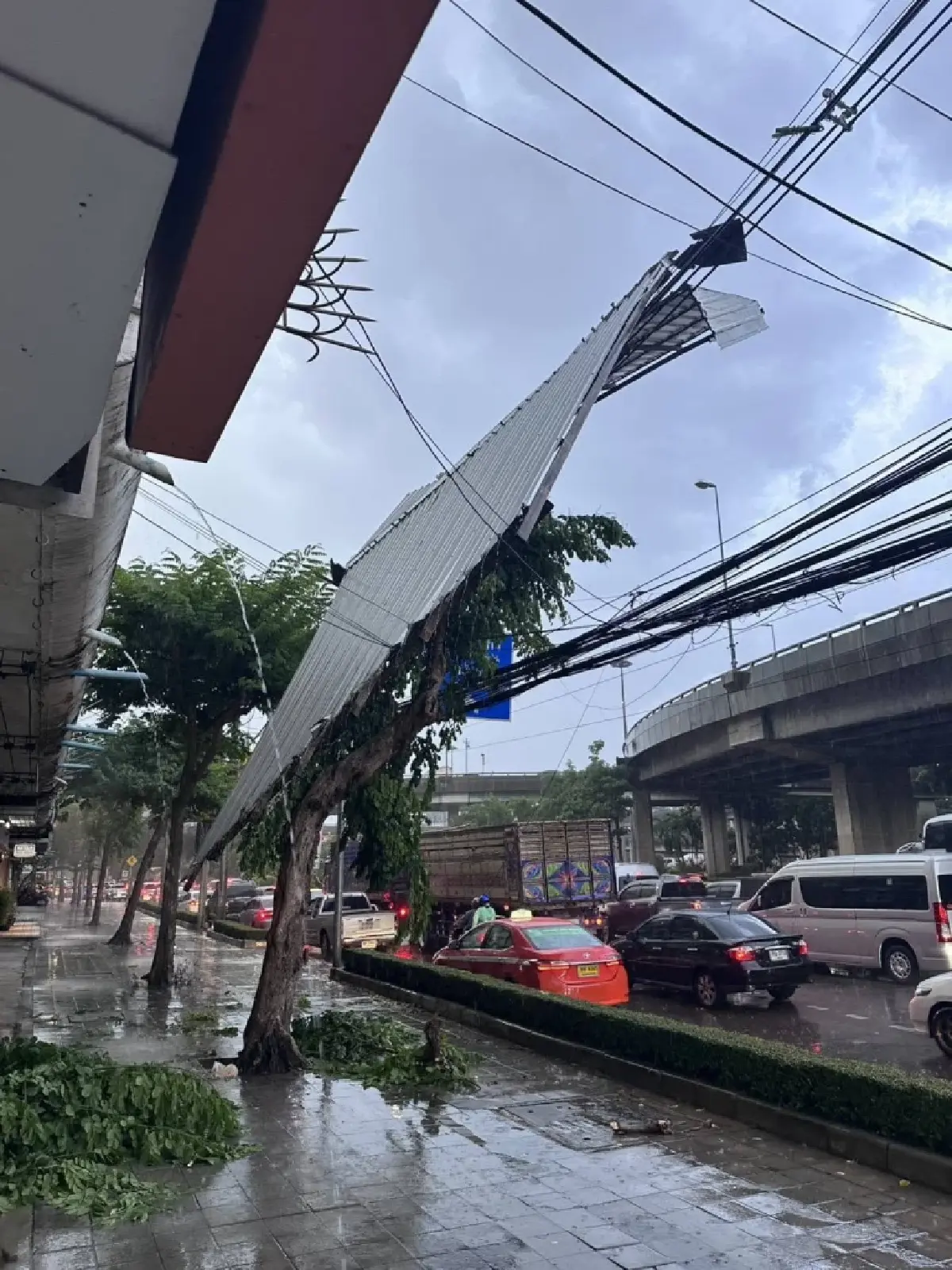 พายุฝนถล่ม ลมแรงพัดหลังคาปลิวทับสายไฟ ซอยอรุณอมรินทร์ 43 รอเครนยก-เร่งกู้ระบบไฟ