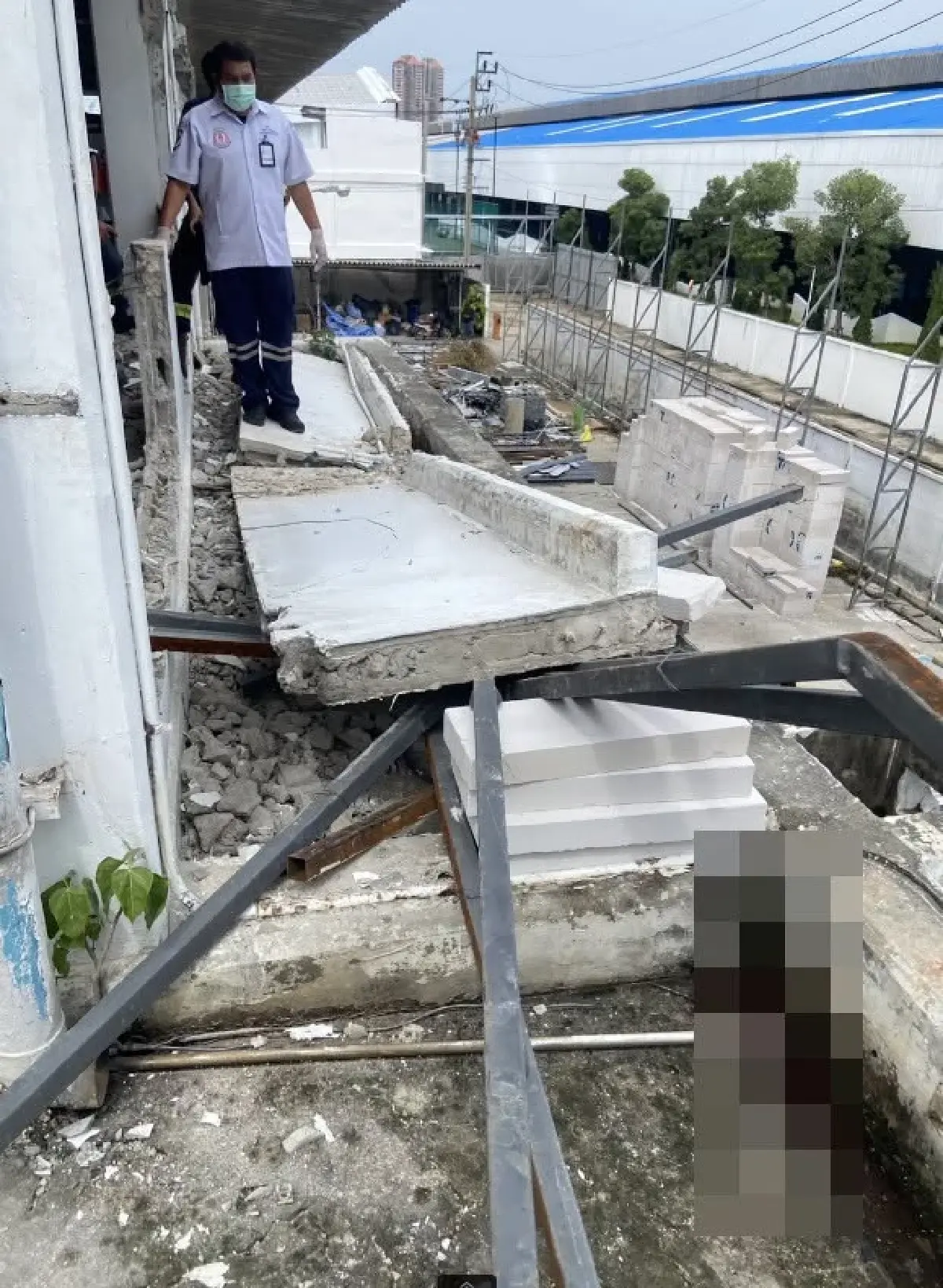 ด่วน แผ่นคอนกรีตล้มทับคนงาน เสียชีวิต 1 ซอยสุขุมวิท 66/1 เขตบางนา