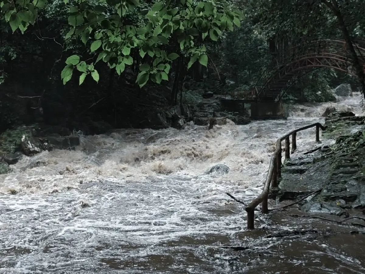 สั่งปิด 'น้ำตกป่าละอู' แก่งกระจาน เซ่นพิษฝนตกหนัก-น้ำป่าไหลหลาก