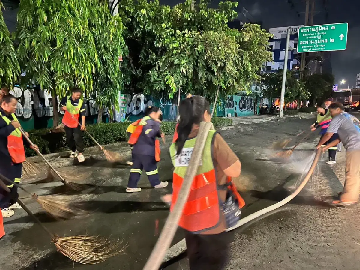 ฉีดน้ำ เคลียร์เส้นทางด่วน รถบรรทุกทำดินเลนตกหล่น ถนนพระรามที่ 3